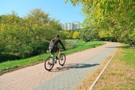 rowerzysta jadacy sciezka rowerowa wdluz bystrzycy 03c29066c83d