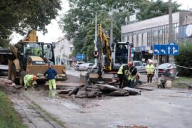 Woda na ul. Głębokiej wróciła do kranów jeszcze w nocy, ale ulica wciąż jest nieprzejezdna | ZDJĘCIA