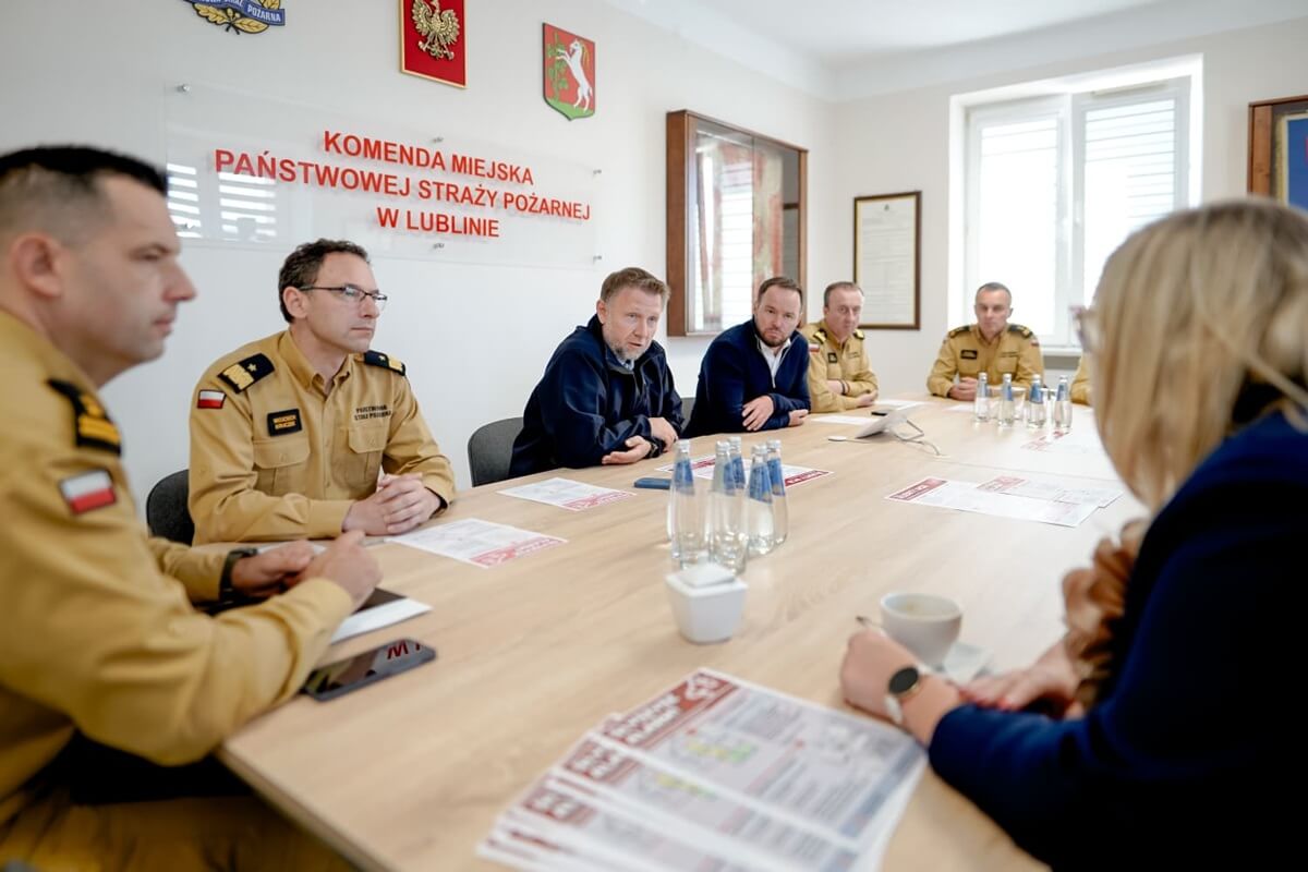 Spotkanie ministra Marcina Kierwińskiego z wojewodą lubelskim Krzysztofem Komorskim i strażakami