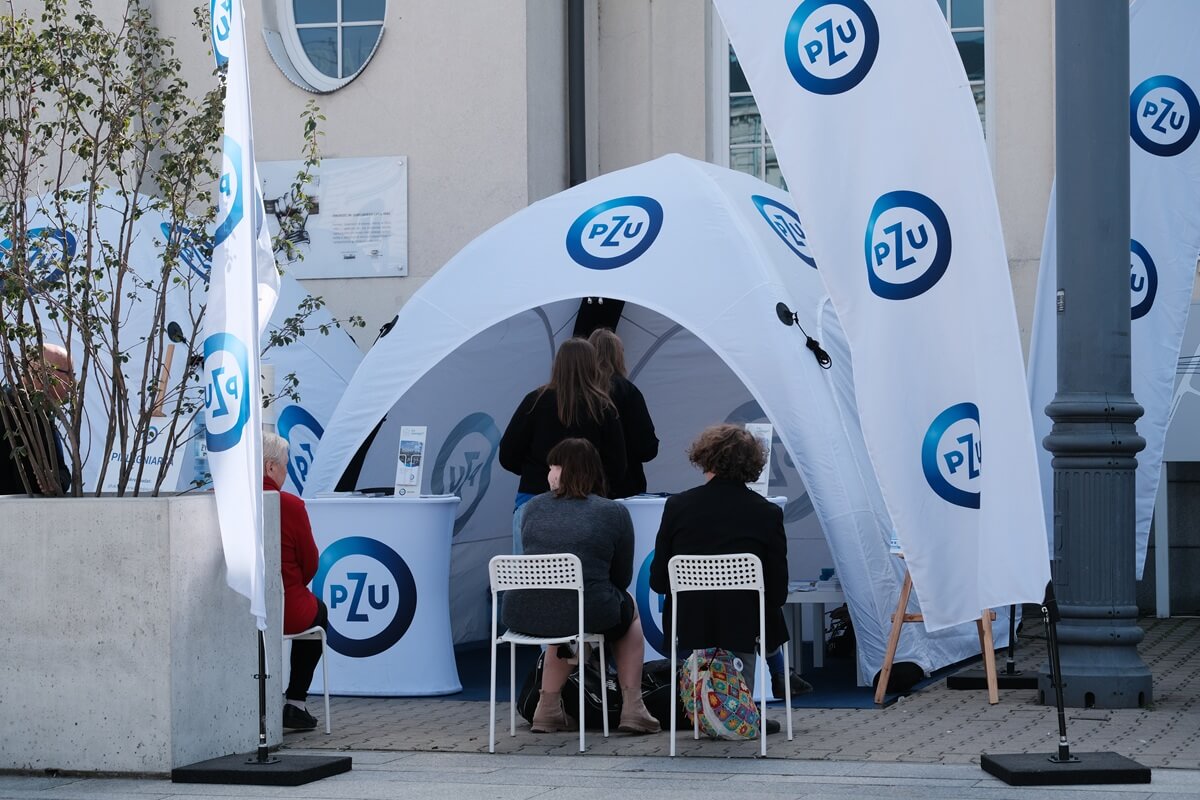 Przed budynkiem Dworca PKP w Lublinie stanęła Strefa Zdrowia PZU. Bezpłatne badania i konsultacje dla mieszkańców 2 Strefa Zdrowia PZU - Pociąg do Zdrowia przed budynkiem Dworca PKP w Lublinie