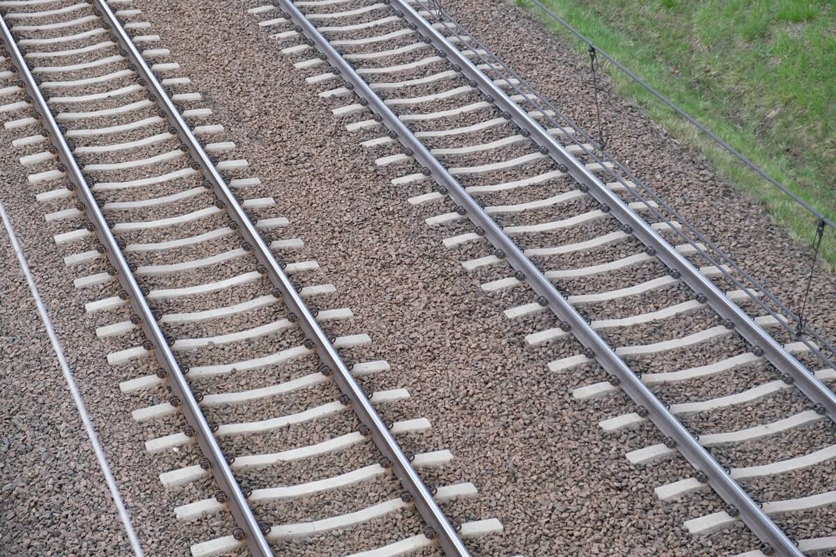 Betonowe bloczki na torach w powiecie łukowskim. Dwa pociągi najechały na przeszkodę, na miejscu ABW i pirotechnicy