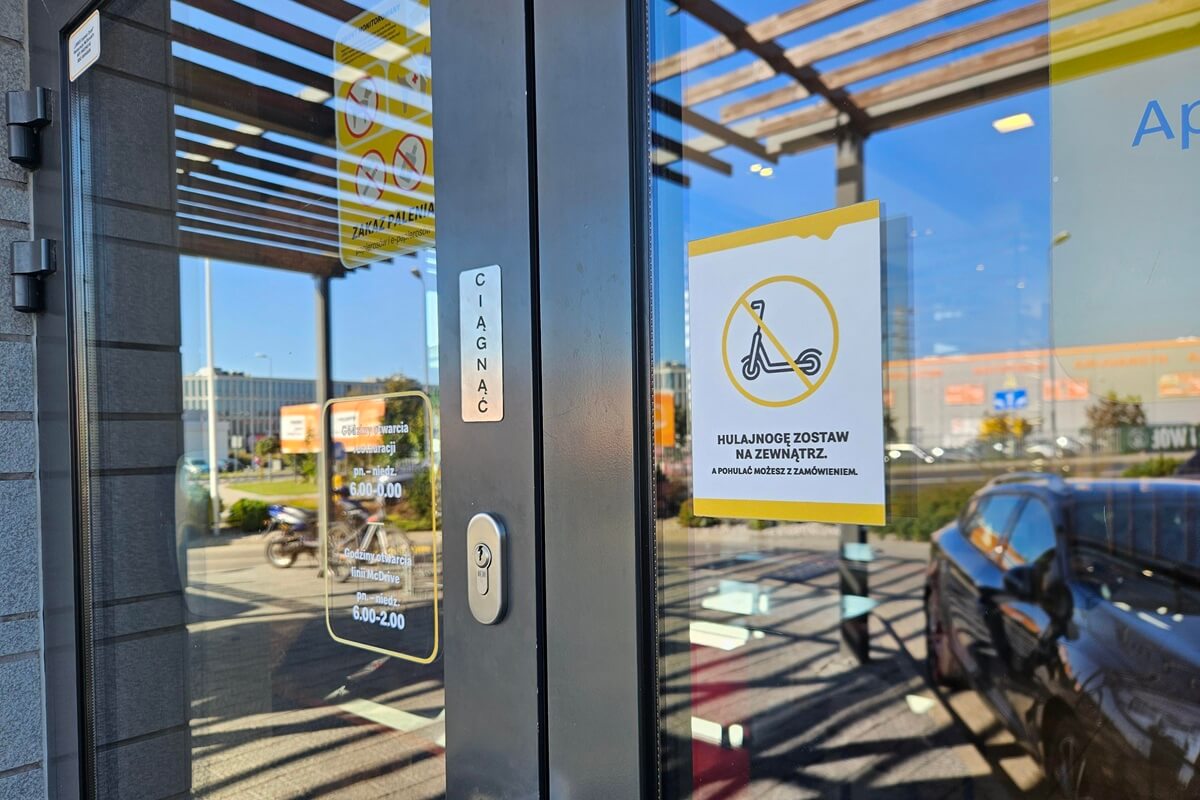 Nowe naklejki na drzwiach restauracji McDonald's. Sieć wprowadza bezwzględny zakaz dla klientów 2 Zakaz wprowadzania hulajnóg do restauracji McDonalds