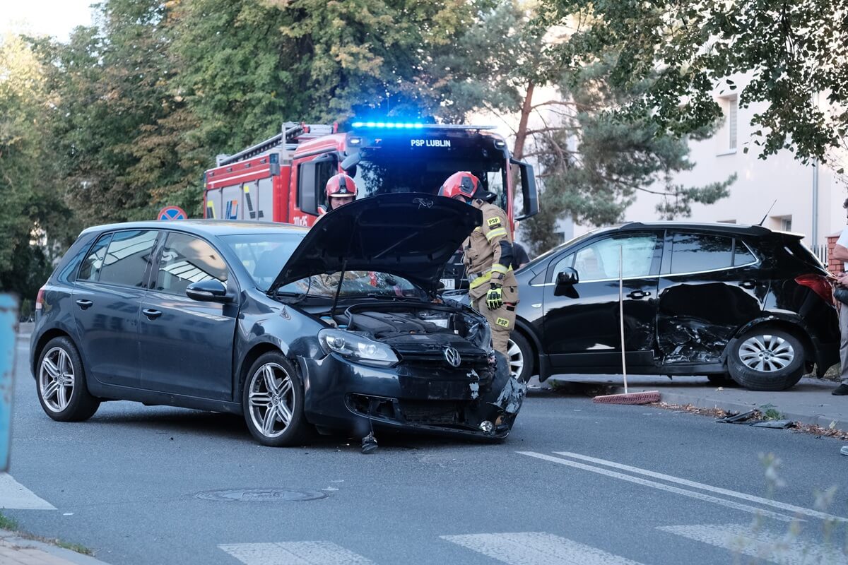 Nie zatrzymał się na stopie i doprowadził do zderzenia z volkswagenem. Tuż obok strażnicy JRG-1 | ZDJĘCIA