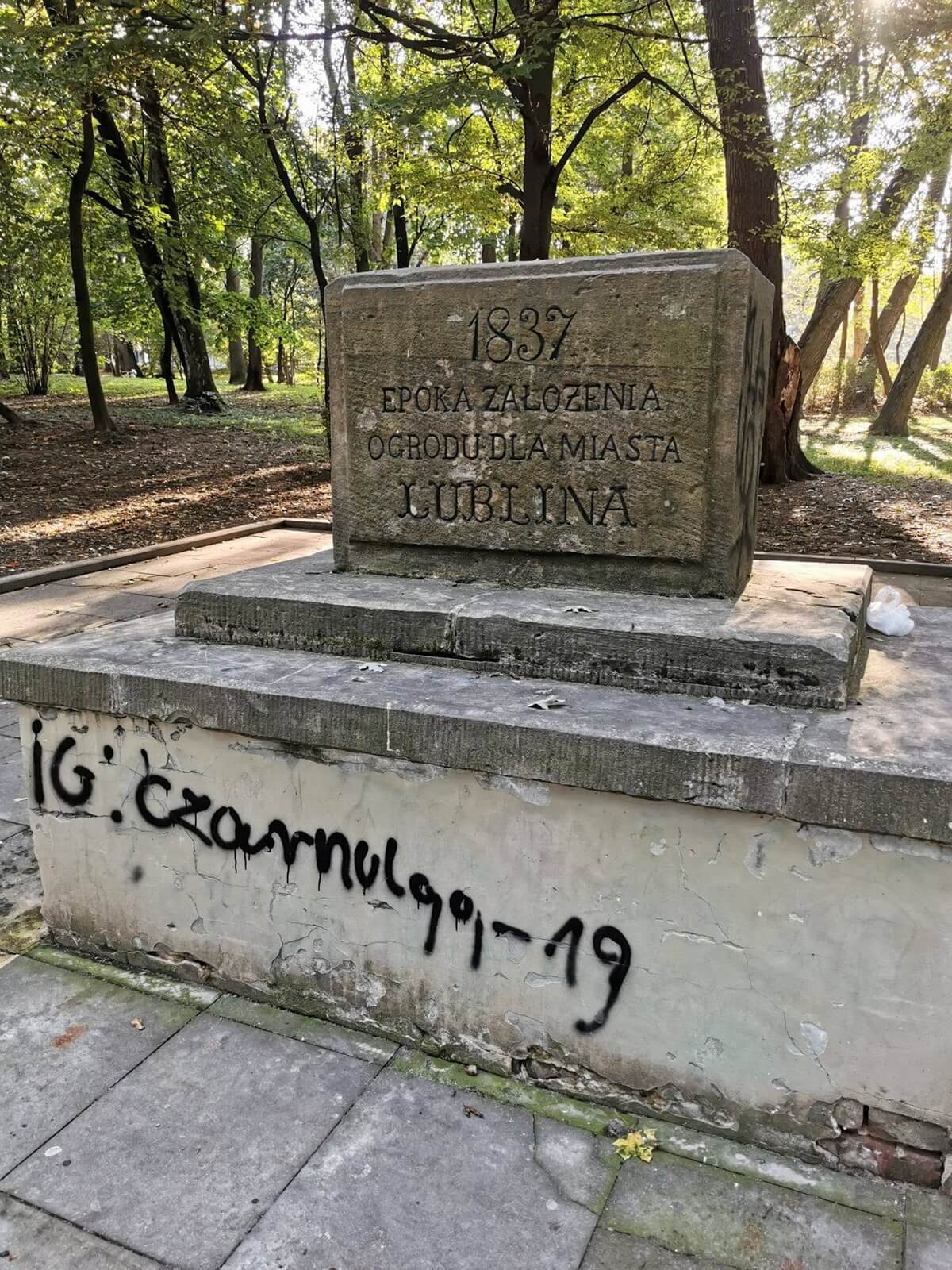 Zdewastowany pomnik w Ogrodzie Saskim