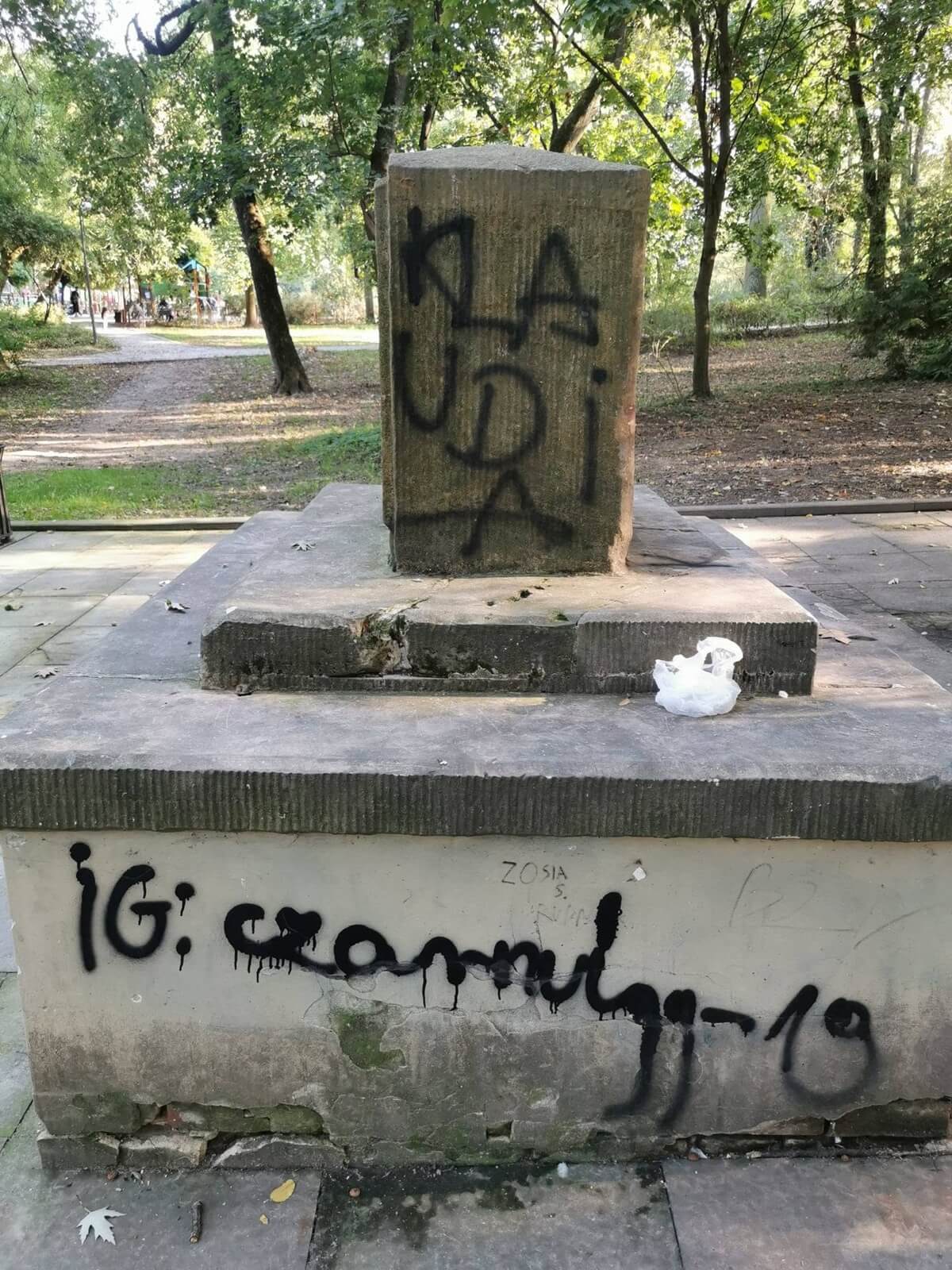 Zdewastowany pomnik w Ogrodzie Saskim