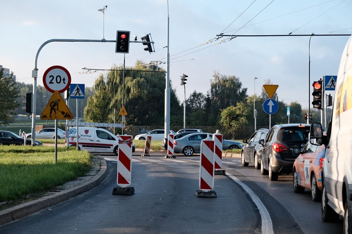 Zwężenie na al. Andersa przed skrzyżowaniem z ul. Mełgiewską