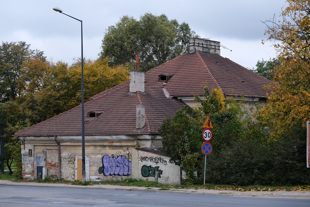 Mimo dziewięciu prób sprzedaży nikt jej nie chciał. Zabytkowa Czerwona Karczma przy ul. Turystycznej zyska drugie życie