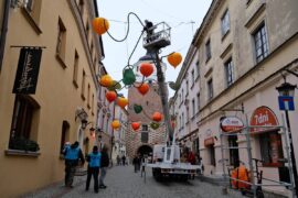 demontaz instalacji artystycznej jesienne miechunki na starym miescie 2950a81f64a9
