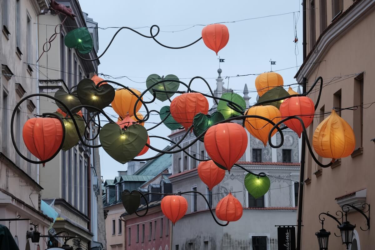 Instalacja "Jesienne miechunki" na Starym Mieście