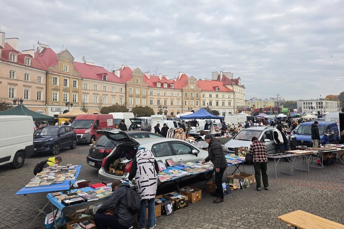 Porcelana, monety i zabytkowe meble. U podnóży Zamku trwa Lubelska Giełda Staroci
