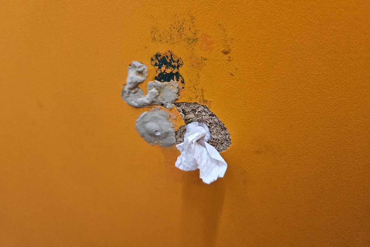 Podglądacz wrócił do VIVO! Lublin? Czytelnik odkrył wywiercone dziury w kabinach toalet | ZDJĘCIA 2 Otwór w ścianie kabiny toaletowej w VIVO! Lublin
