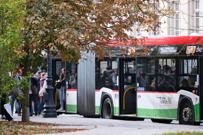 pasazerowie wysiadajacy z autobusu na przystanku 62123e8209aa