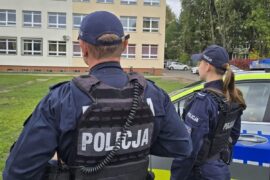 policjanci interweniujacy w szkole b3aeea5d7662