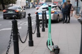 policjanci zatrzymali do kontroli mezczyzne i kobiete ktorzy poruszali sie hulajnogami ecae62954318