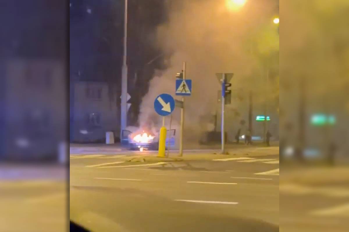 Dym, a potem ogień spod maski. Nocny pożar volkswagena na ul. Wojciechowskiej | NAGRANIE