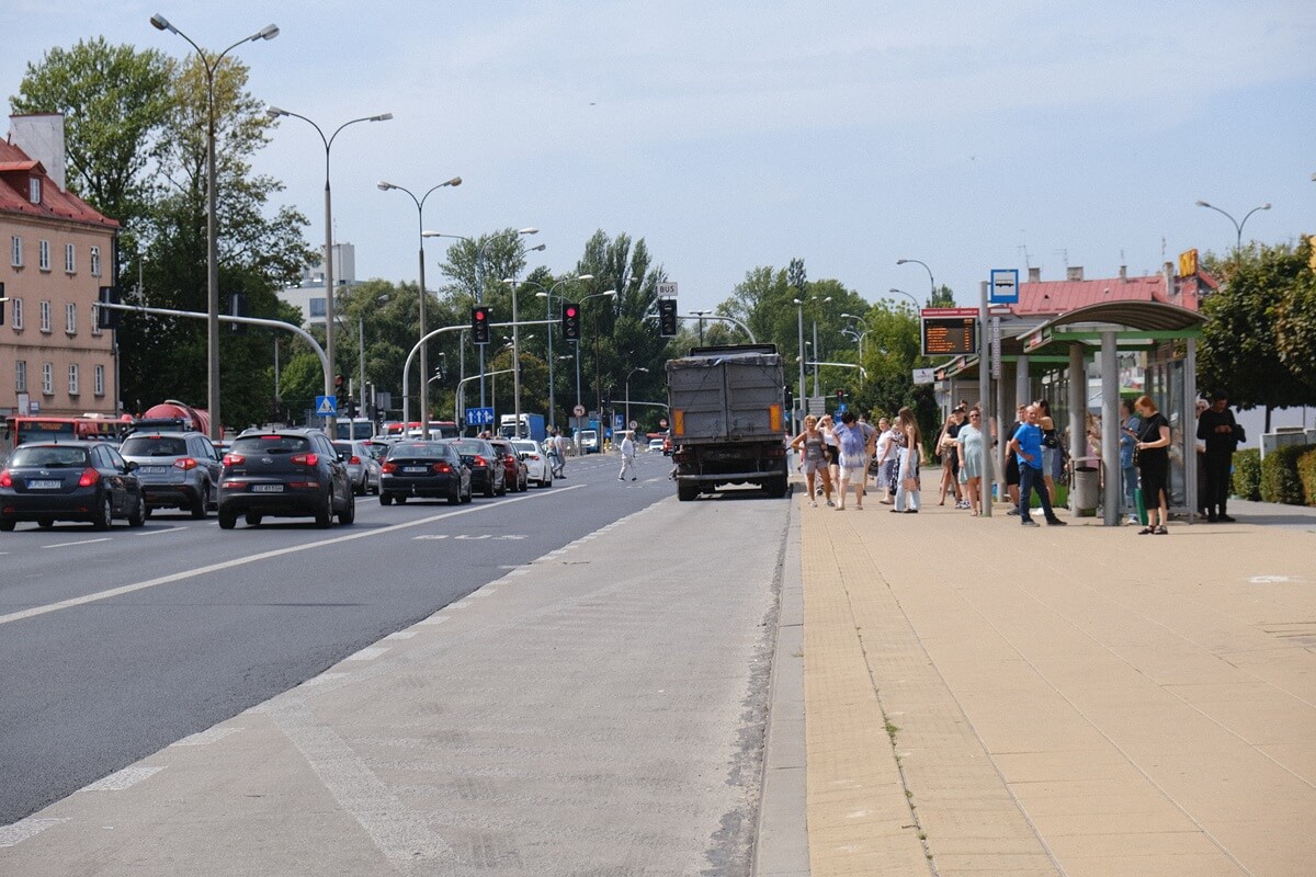 Ostrzeżenie dla rodziców! Podejrzany mężczyzna zaczepiał 15-latka przy al. Tysiąclecia. Oferował cukierki i podwózkę busem