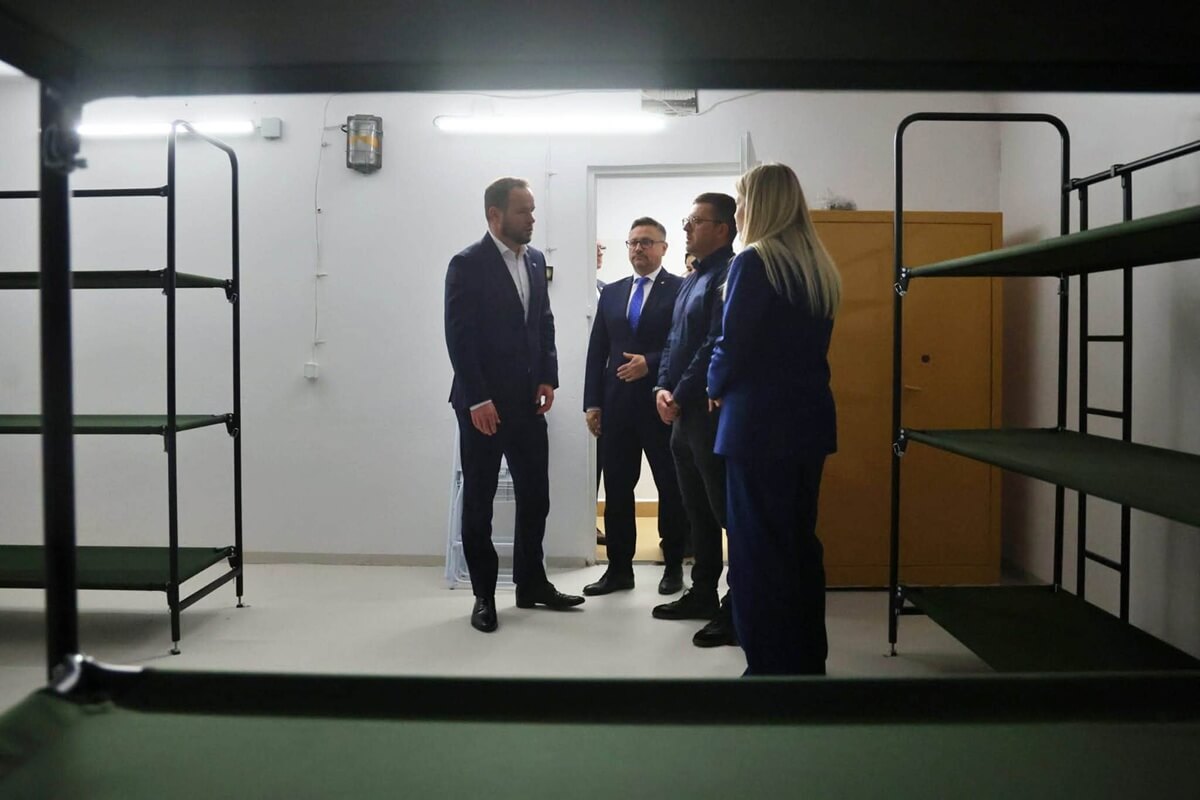 Wiceminister MSWiA Magdalena Roguska i wojewoda lubelski Krzysztof Komorski z wizytą w zmodernizowanym schronie MPK Lublin