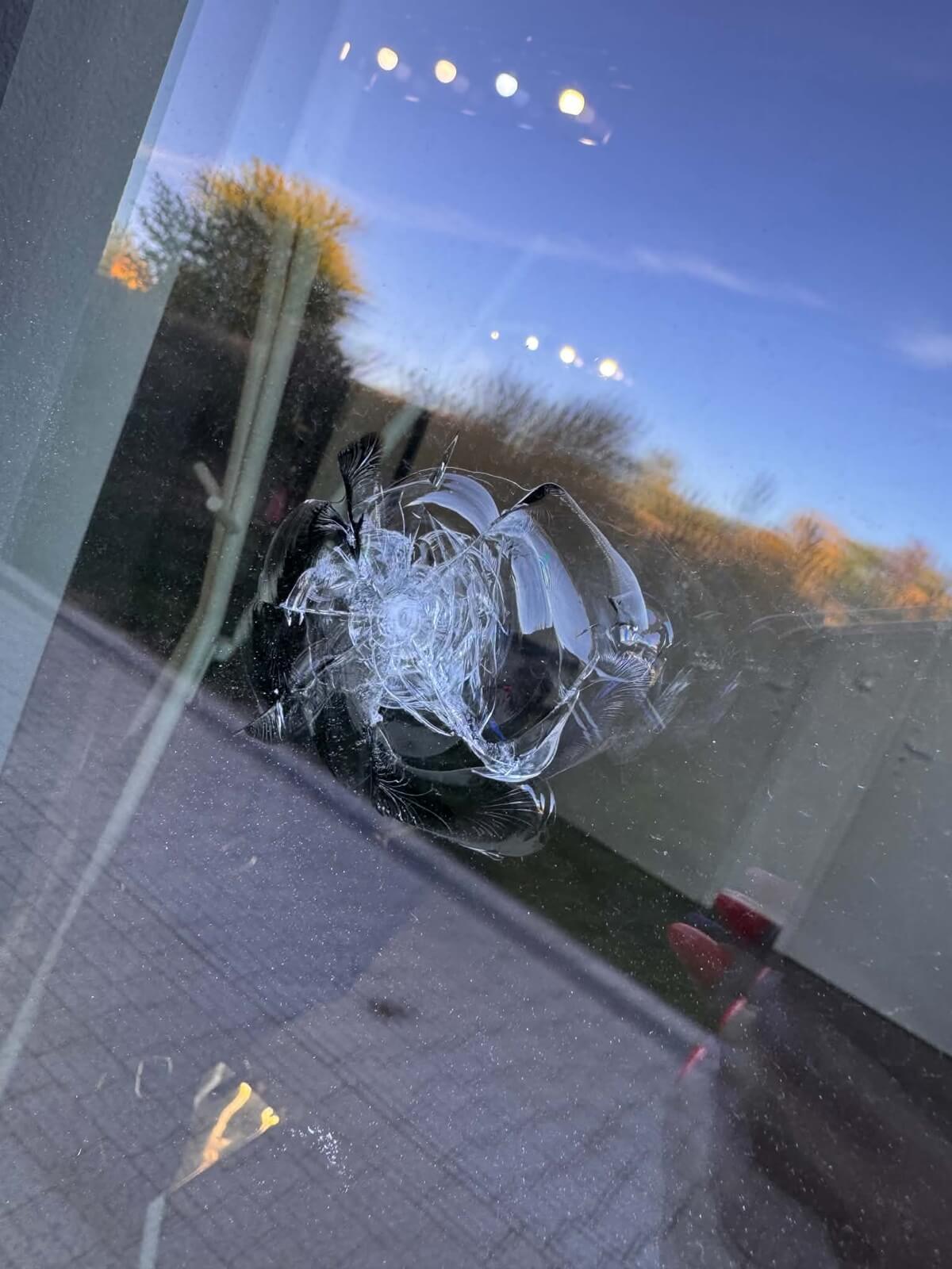 Ktoś strzelał w drzwi lokalu usługowego! Niebezpieczny incydent na Sławinie, policja zabezpieczyła ślady | ZDJĘCIA 2 Ślad po strzale w szklane drzwi