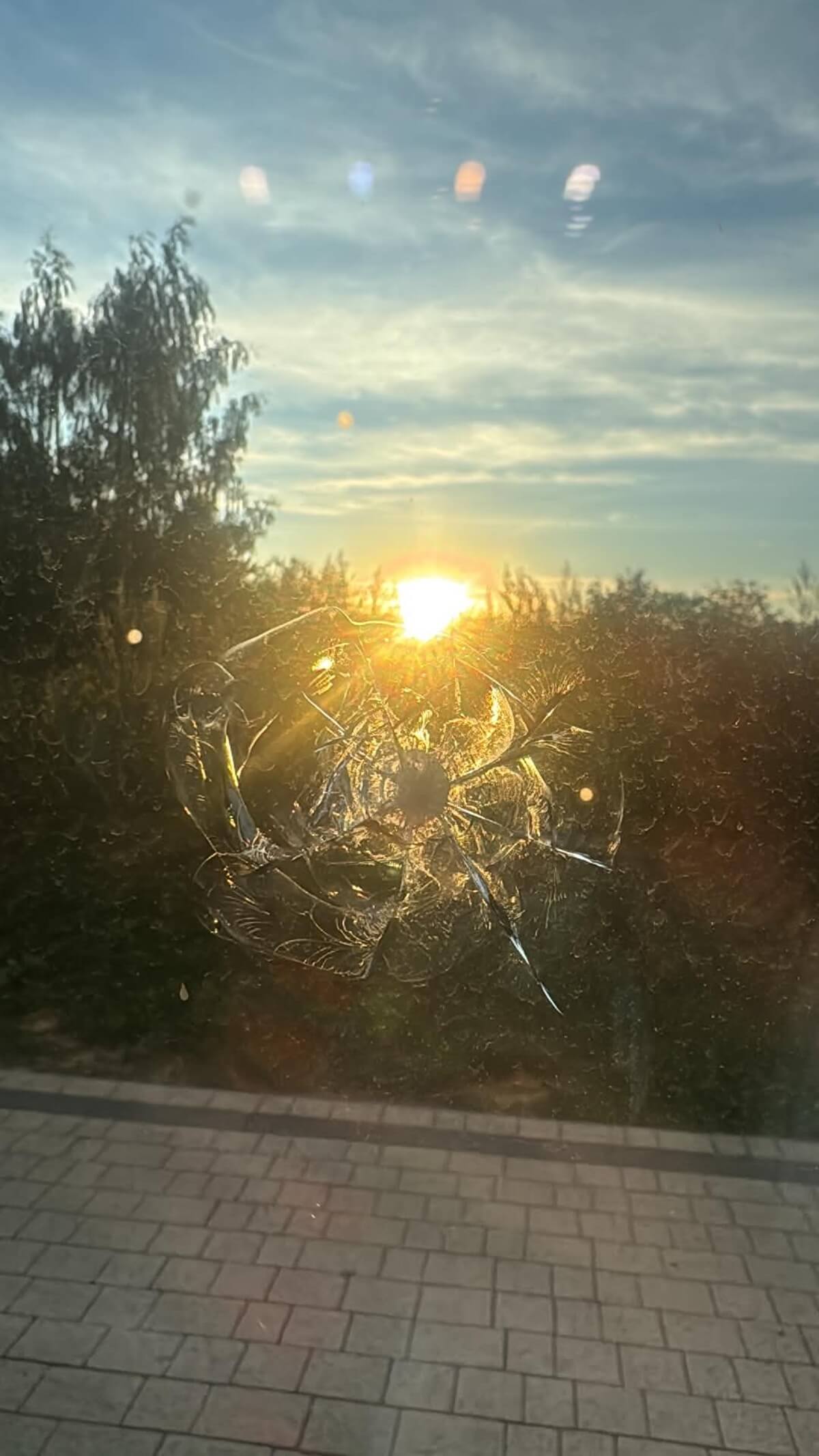 Ktoś strzelał w drzwi lokalu usługowego! Niebezpieczny incydent na Sławinie, policja zabezpieczyła ślady | ZDJĘCIA 4 Ślad po strzale w szklane drzwi