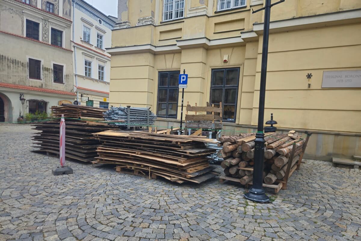 Co się dzieje wokół Trybunału Koronnego na Starym Mieście? Lublin ponownie wystąpi w dużej produkcji | ZDJĘCIA 3 Trybunał Koronny wystąpi w historycznym serialu