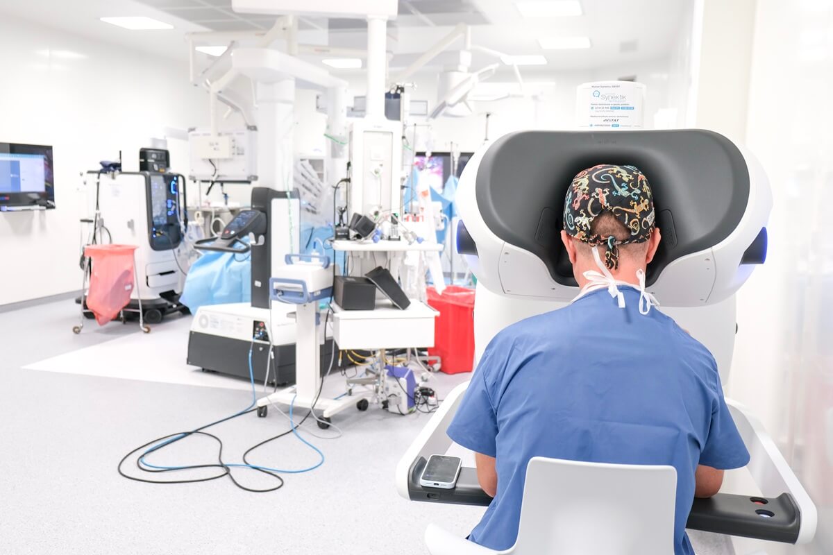 Robot wyciął całe płuco przez małe nacięcia. Pionierskie operacje w szpitalu przy al. Kraśnickiej | ZDJĘCIA 2 Zabieg pneumonektomii robotycznej w Centrum Edukacyjnym Robotyki Operacyjnej