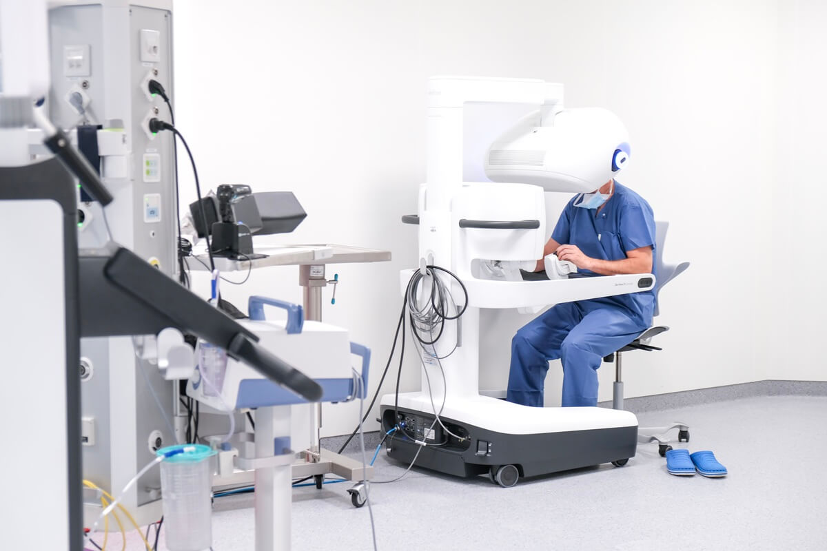 Robot wyciął całe płuco przez małe nacięcia. Pionierskie operacje w szpitalu przy al. Kraśnickiej | ZDJĘCIA 4 Zabieg pneumonektomii robotycznej w Centrum Edukacyjnym Robotyki Operacyjnej