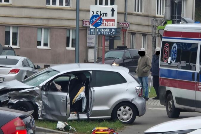 zderzenie volkswagena z bmw na rondzie mohyly b307b2044686