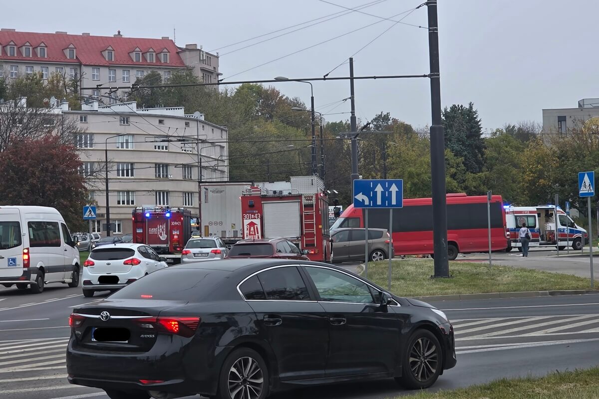 Zderzenie BMW i volkswagena na rondzie Mohyły. Ranna kobieta i dziecko | ZDJĘCIA 2 Zderzenie volkswagena z BMW na rondzie Mohyły w Lublinie