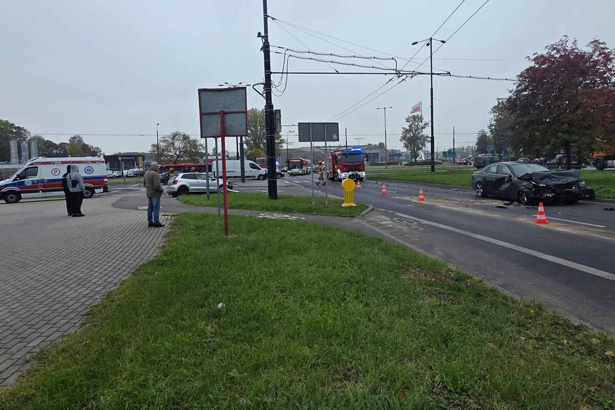 Zderzenie BMW i volkswagena na rondzie Mohyły. Ranna kobieta i dziecko | ZDJĘCIA 3 Zderzenie volkswagena z BMW na rondzie Mohyły w Lublinie