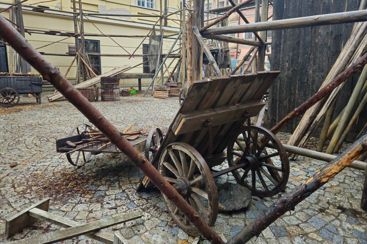 Kamery, statyści w kostiumach i konne dorożki. Na Starym Mieście ruszyły zdjęcia do serialu historycznego