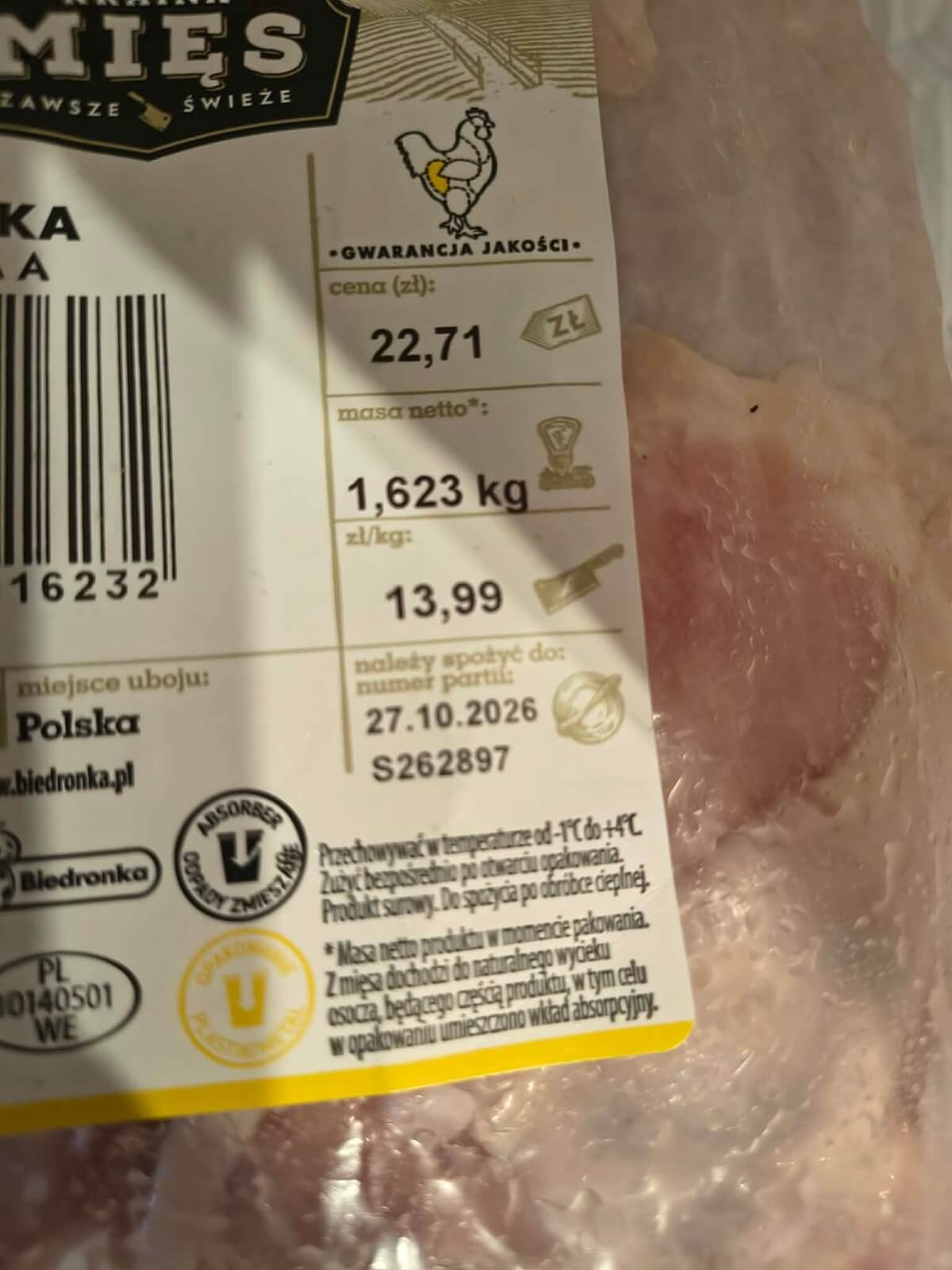Zepsute mięso z uda kurczaka kupione w Biedronce