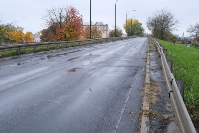 zniszczona nawierzchnia wiaduktu na ul melgiewskiej d64277a1b53d